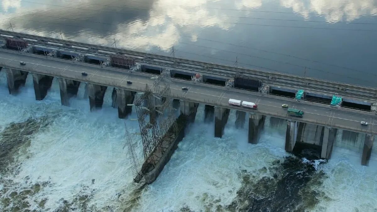 Жигулевская гэс 2024. Дамба гэс новосибирск 2022. Плотина волжской гэс. Плотина жигулевской гэс. Шлюзоваться что это.