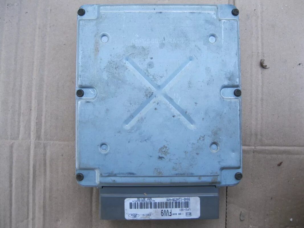Demontaż i montaż jednostki sterującej elektronicznego systemu antykradzieżowego