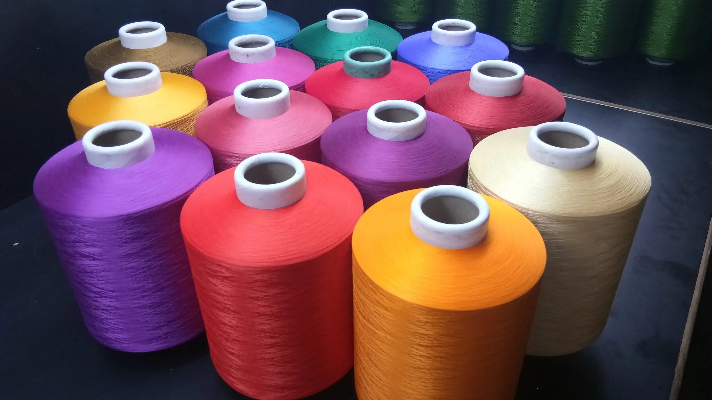 Polyester Yarn 440 dtex. Синтетические нитки. Хлопчатобумажные нитки. Синтетическое волокно полиэстер.