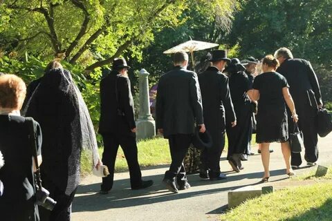 Почему во время похорон