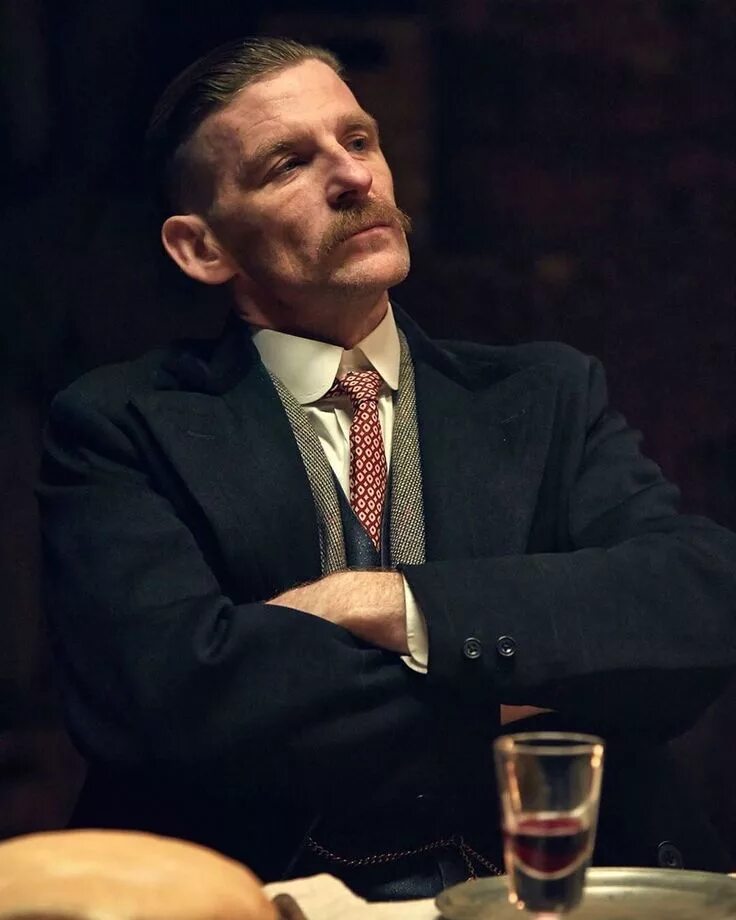Arthur shelby jr. Arthur shelby jr. Arthur shelby jr. Пол андерсон острые козырьки 2013. Пол андерсон актёр острые козырьки.