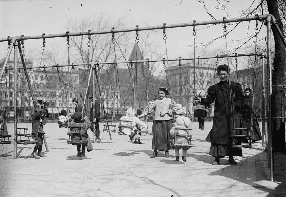 История развлечений. Детские площадки 1900 годов. Детские площадки в начале 20 века. Детская игровая площадка 1900 года. Советские качели.