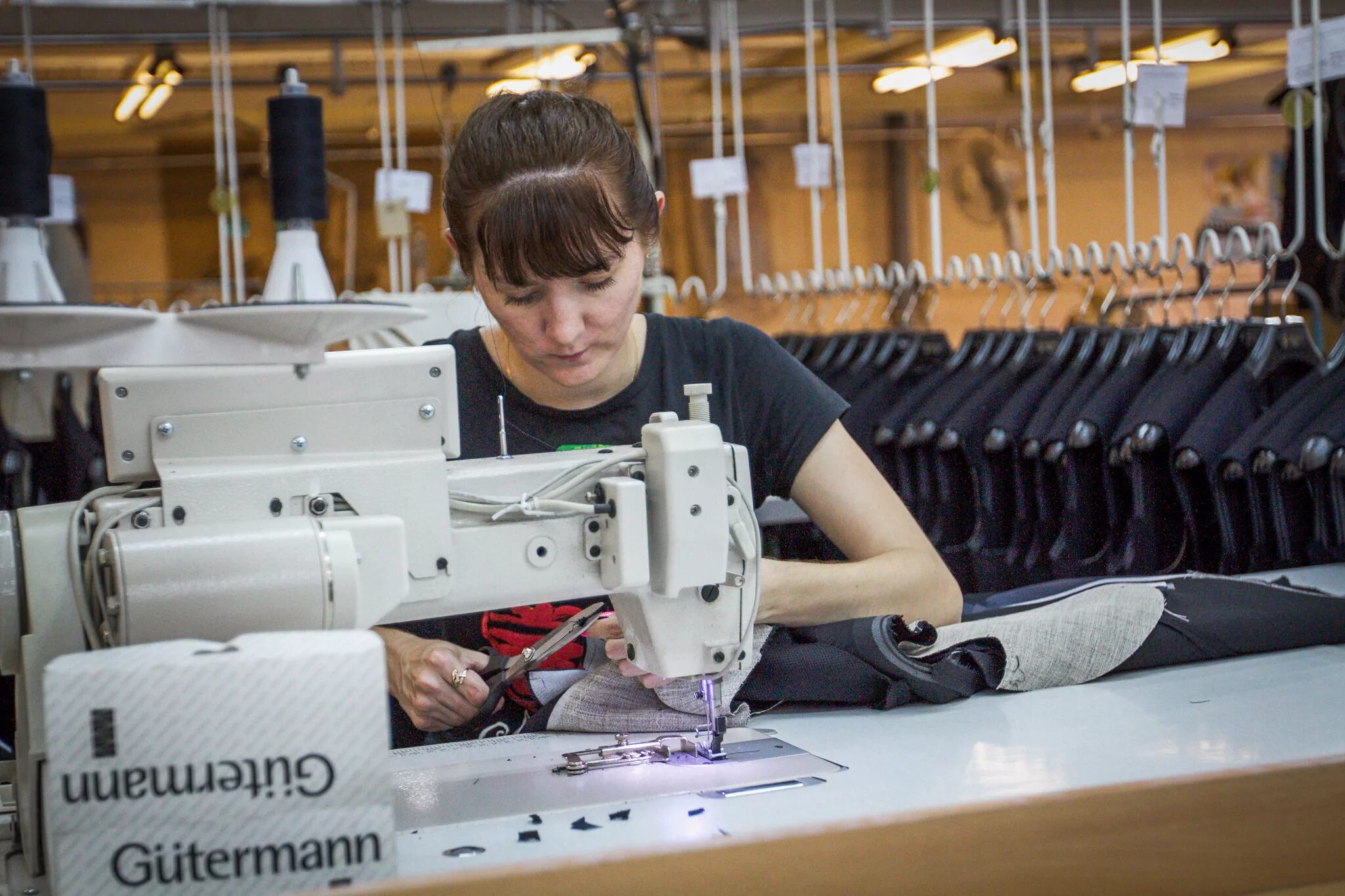 Швейной фабрики 5. Швейная фабрика Синар Новосибирск. Легкая промышленность в Новосибирске фабрика Синар. Массовое производство одежды. Швейные фабрики в мире.
