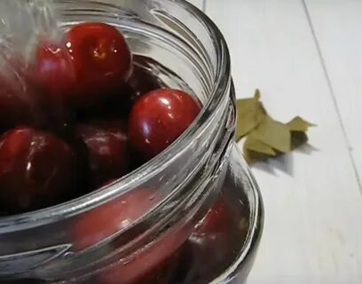 Густые вишни с косточками
