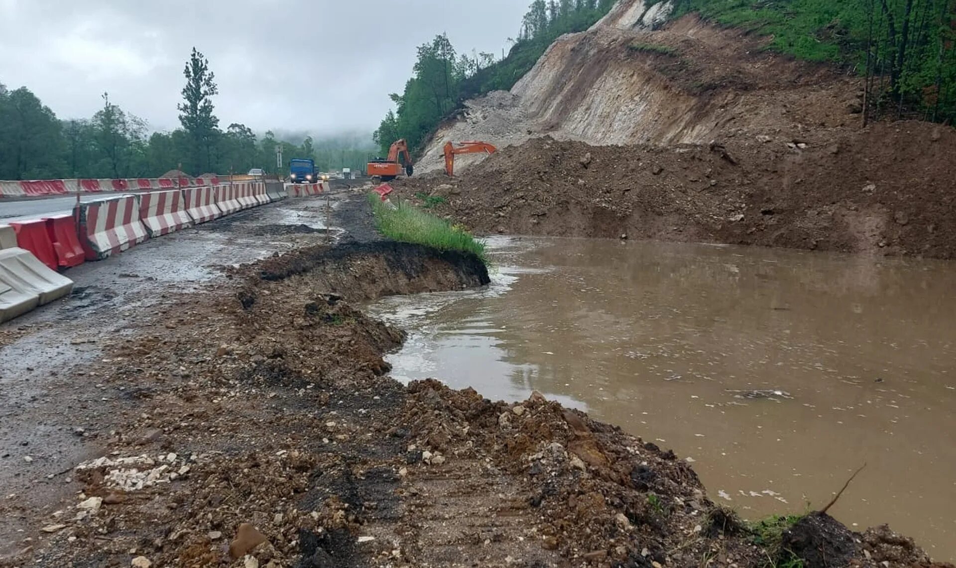 Размыло путь. Трасса м5 Златоуст Аша. Размытая дорога. Размыв дороги. Наводнение в Челябинской области.