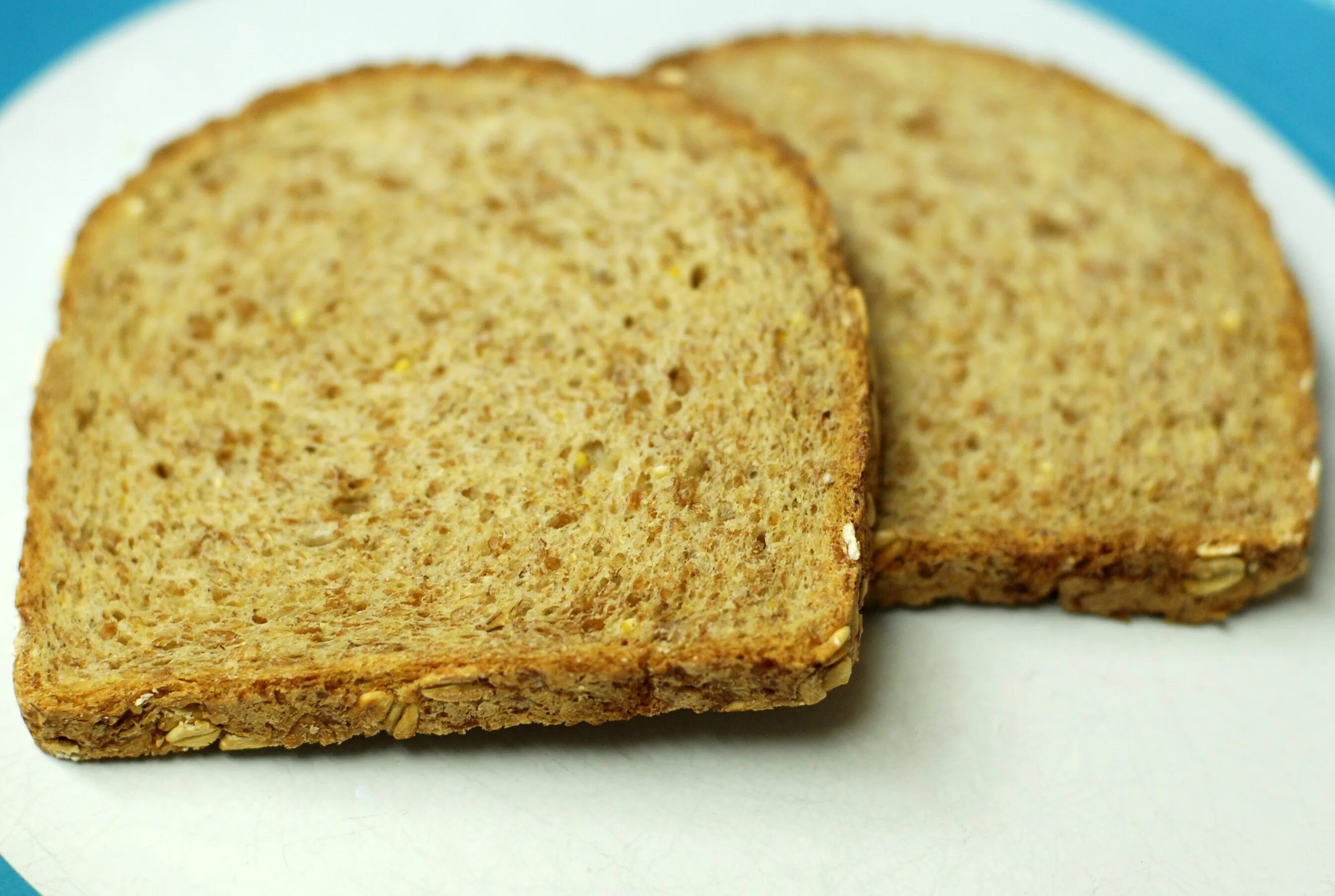 Кусочек сухого хлеба. Хлеб. Нарезанный хлеб. Сорта хлеба. Черствение хлеба.