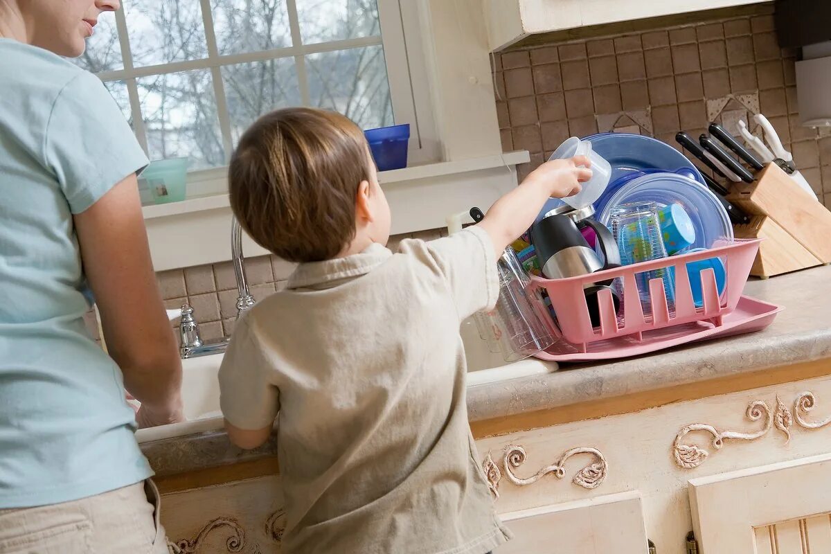 Жизнь в квартире родителей. Дети помогают родителям. Помогать маме по дому. Домашний труд детей. Помогаем маме.