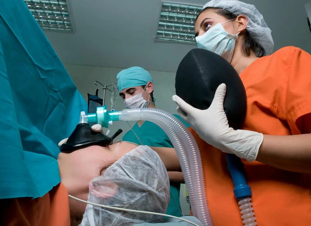 При операции делают анестезию. Ингаляционный наркоз масочный. Общая анестезия в хирургии. Масочный интубационный наркоз.