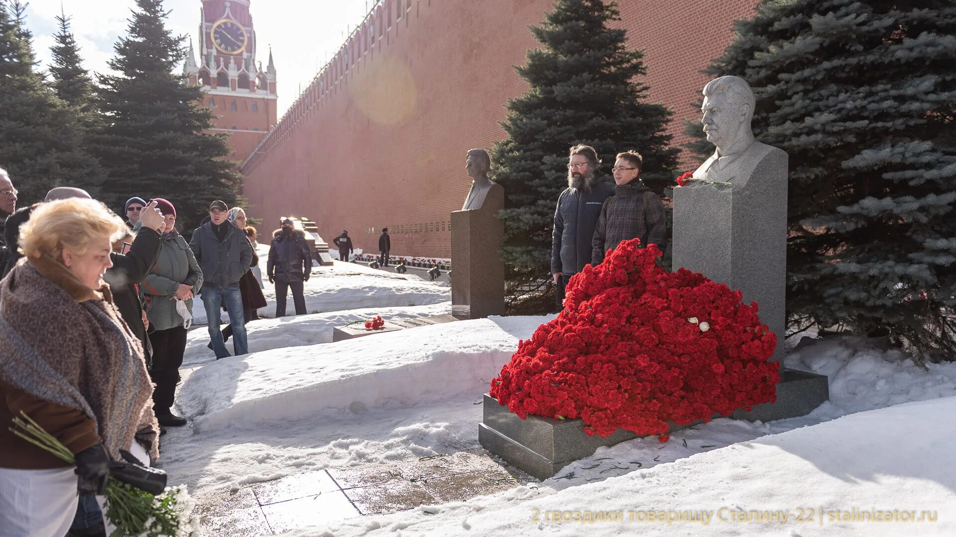 Сталин сейчас жив. Цветы на могиле Сталина 2021. Могила Сталина 2020. Могила Сталина сегодня 5.03.2022. Сталин Иосиф Виссарионович могила.