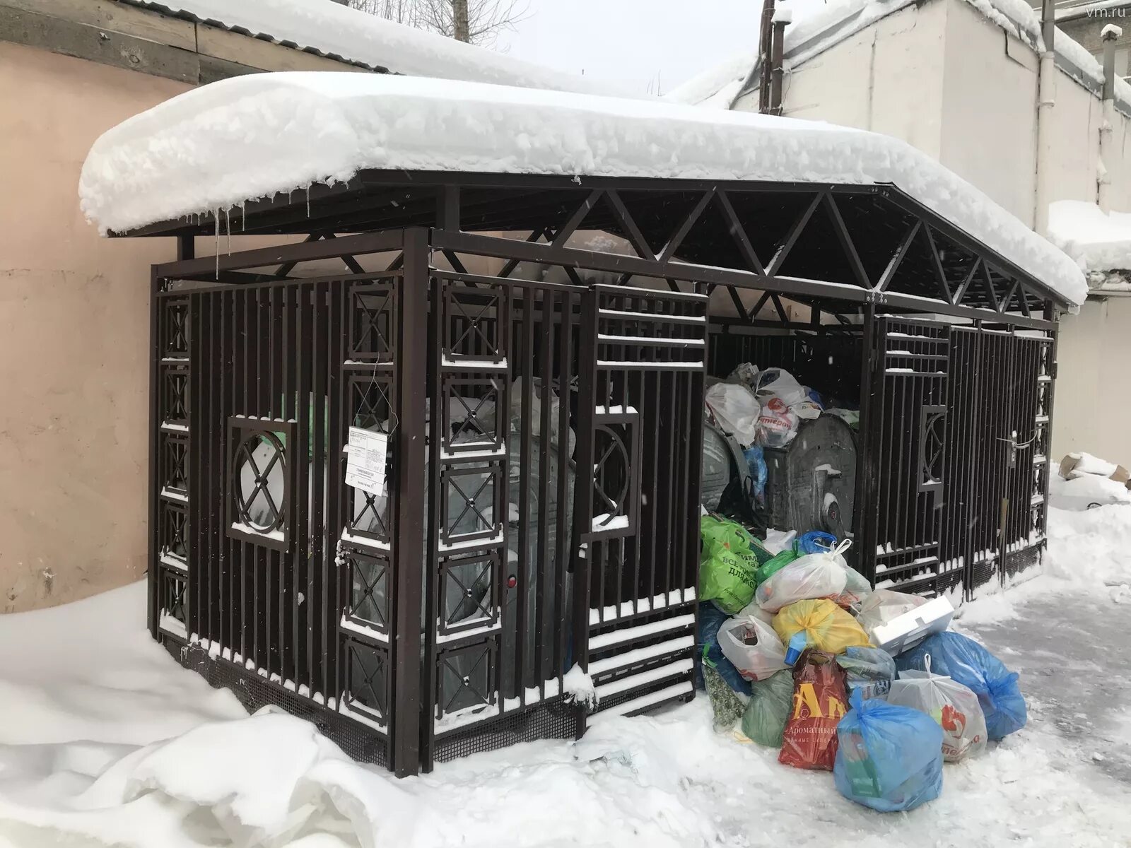 Мусорная площадка. Ограждение мусорки. Красивые мусорные площадки. Новые мусорки