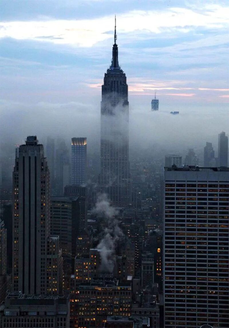 City pleasures. Эмпайр-Стейт-Билдинг. Эмпайр-Стейт-Билдинг и башни Близнецы. Эмпайр-Стейт-Билдинг Нью-Йорк в тумане. Эмпайр-Стейт-Билдинг Нью-Йорк 2001.