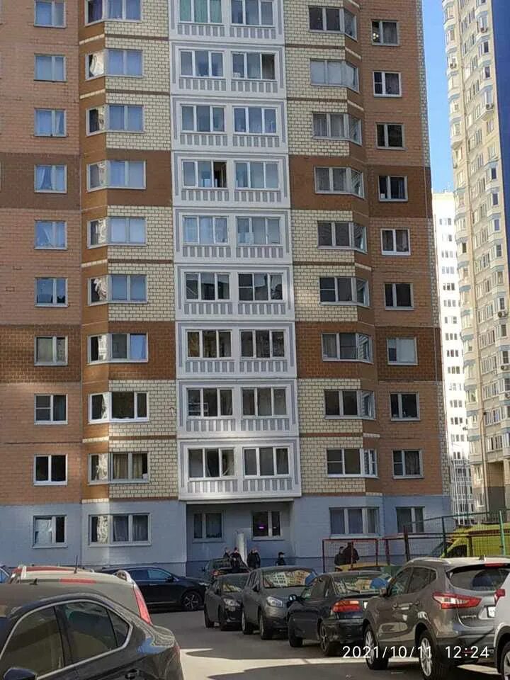 разбитый человек с высокого здания. три девочки выпрыгнули из окна в балашихе. выпавшая из окна в екатеринбурге 2021. в москве выпал из окна 17 этажа. в жулебино девушка выбросилась из окна.