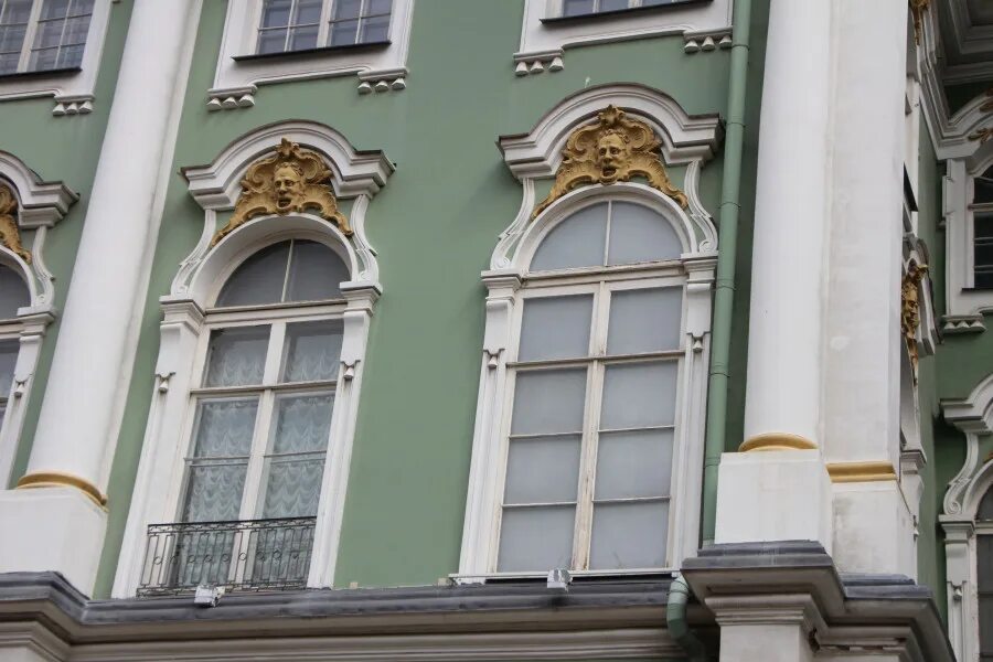 кафе в питере на исаакиевский собор. окна питер спб. крыши питера. окно с видом на питер. окна питер спб.