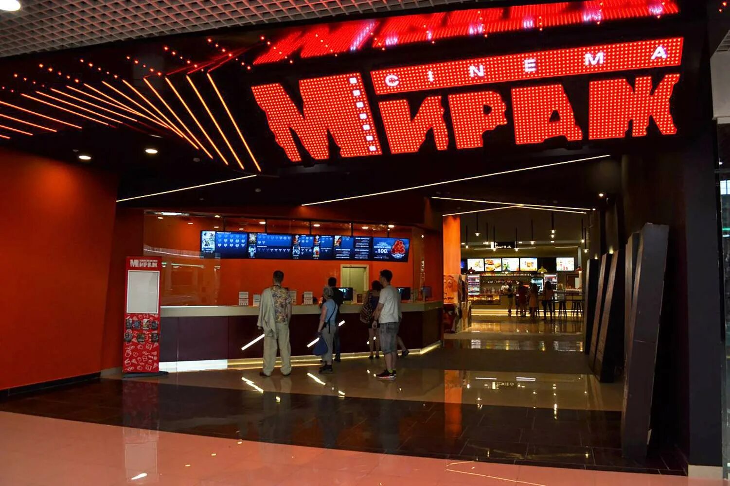 Мираж синема отзывы. Кинотеатр в Смоленске Мираж Cinema. Кинотеатр Мираж Псков. Мираж Синема Великий Новгород зал. Кинотеатр Мираж Синема СПБ.