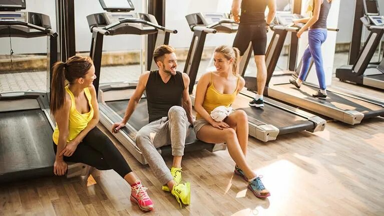 С чего начать в фитнес клубе. Функциональная тренировка. Спортивные упражнения. Девушка со спортивной сумкой. Персональные тренировки в тренажерном зале.