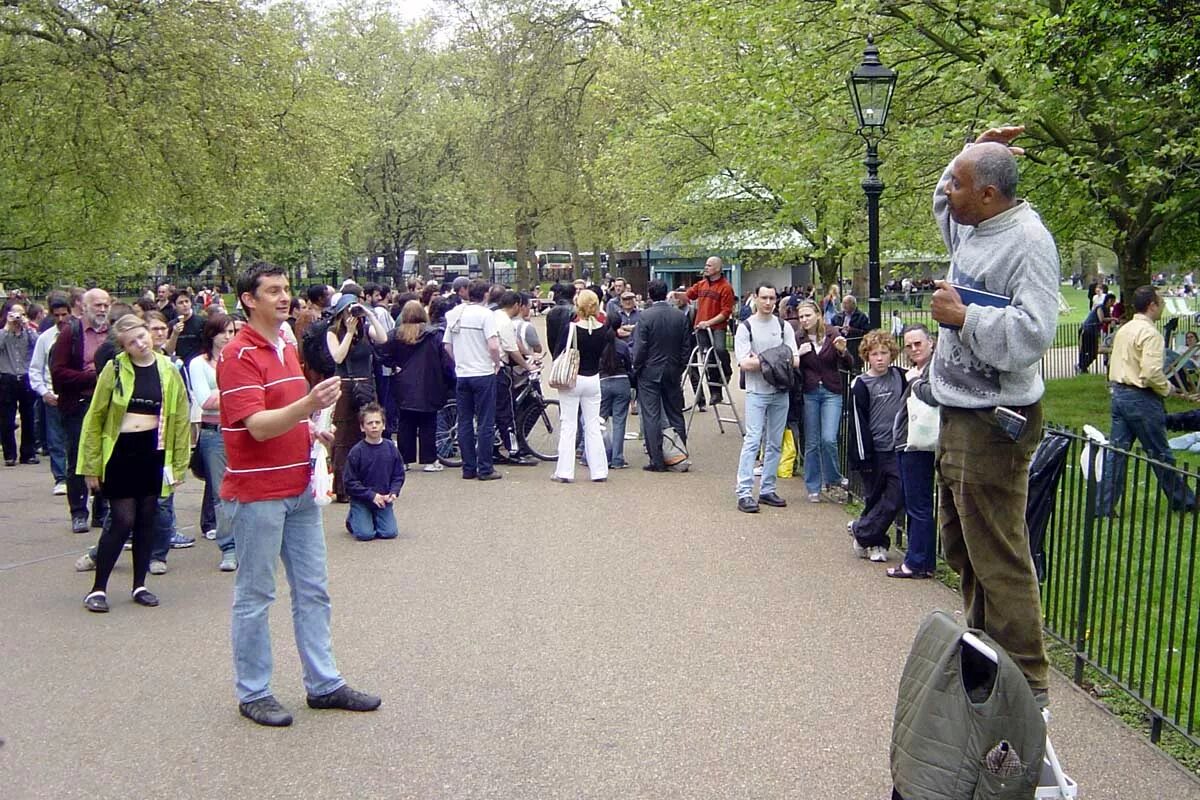 Speakers corner. Гайд парк спикерс корнер в лондоне. Hyde park ораторский уголок. Hyde park уголок оратора. Speakers corner in hyde park.