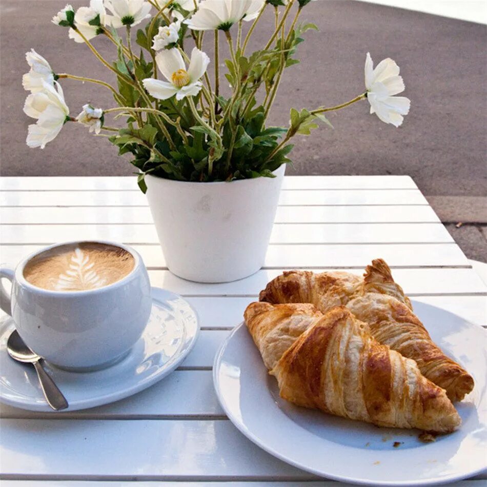 Завтрак с цветами. Завтрак с круассаном. Весенний завтрак. Завтрак кофе и круассаны. Завтрак в летнем кафе