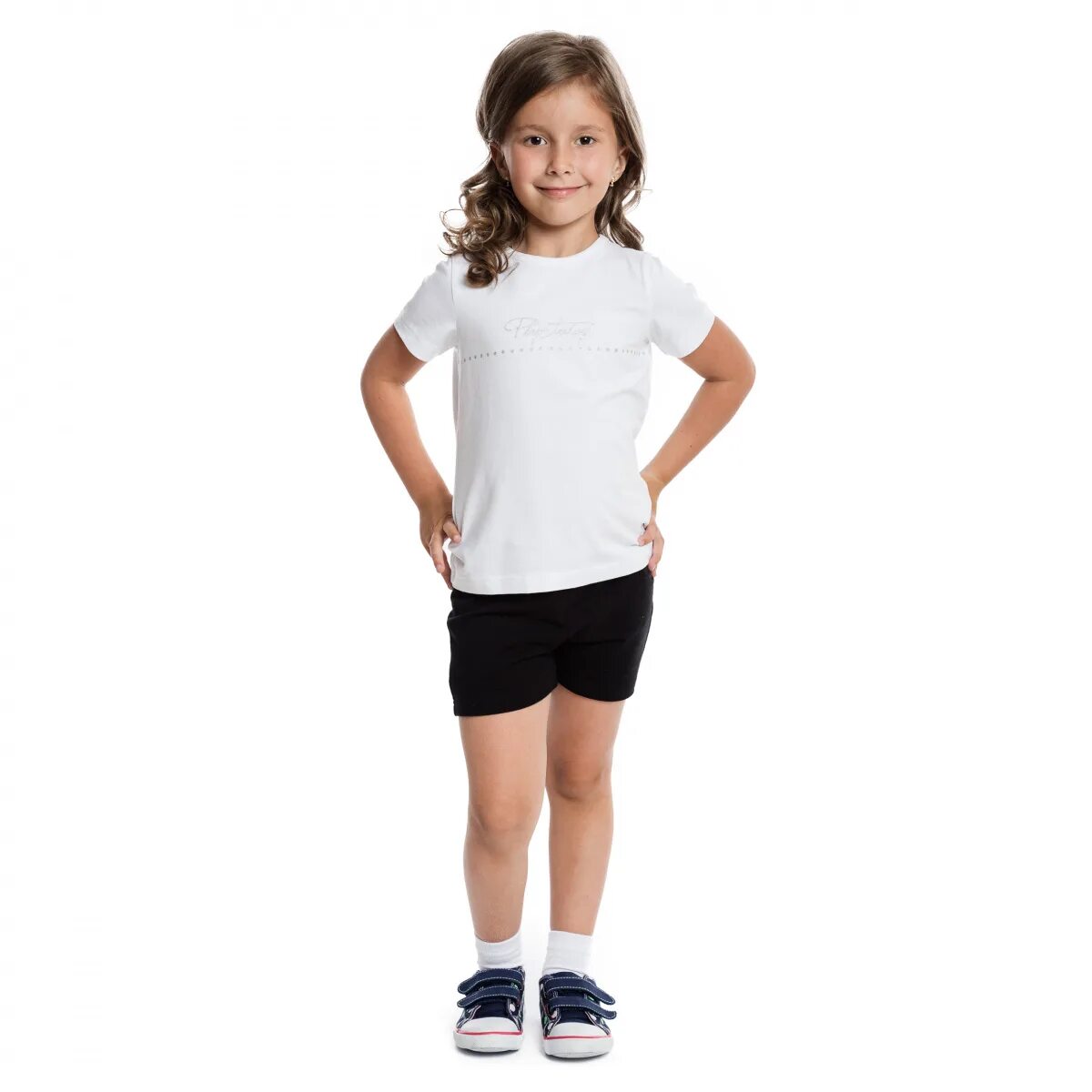 Футболки и шорты для девочек. Спортивная форма белая футболка и черные шорты. Белая футболка и черные шорты. Физкультурная форма для девочек. Спортивная форма для первоклассника.