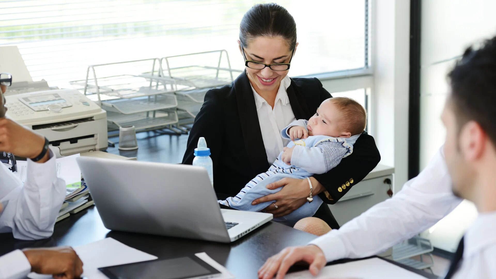 Выход на работу после декретного. Заявление о выходе на работу на неполный рабочий день. Приказ о выходе из отпуска по уходу. Заявление на неполное рабочее время и отпуск по уходу за ребенком. Деловая мама с ребенком.