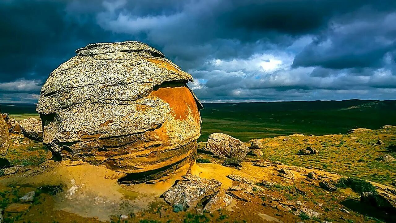 Трованты живые камни Румынии. Долина Торыш Казахстан. Долина камней Мангистау. Валуны плато Устюрт. Где живут камни