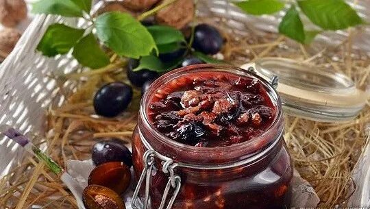 Сливовое варенье с орехами рецепт. Варенье сливовое с грецким орехом. Сливовое варенье с орехами рецепт. Варенье сливовое с грецким орехом. Сливовый джем с грецкими орехами.
