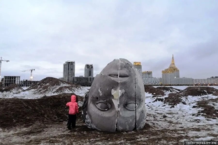 Находиться громадный. Гигантская голова на Васильевском острове. Каменная голова на Васильевском острове. Голова закопанная в Санкт-Петербурге. Голова гиганта в Санкт Петербурге.