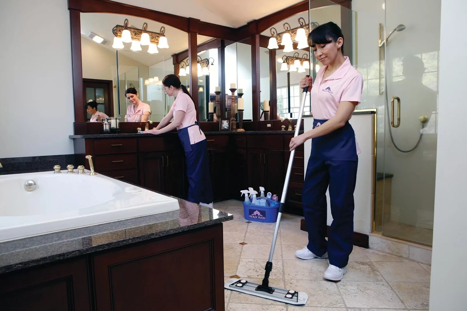 горничные в отеле. уборка в гостинице. уборщица.