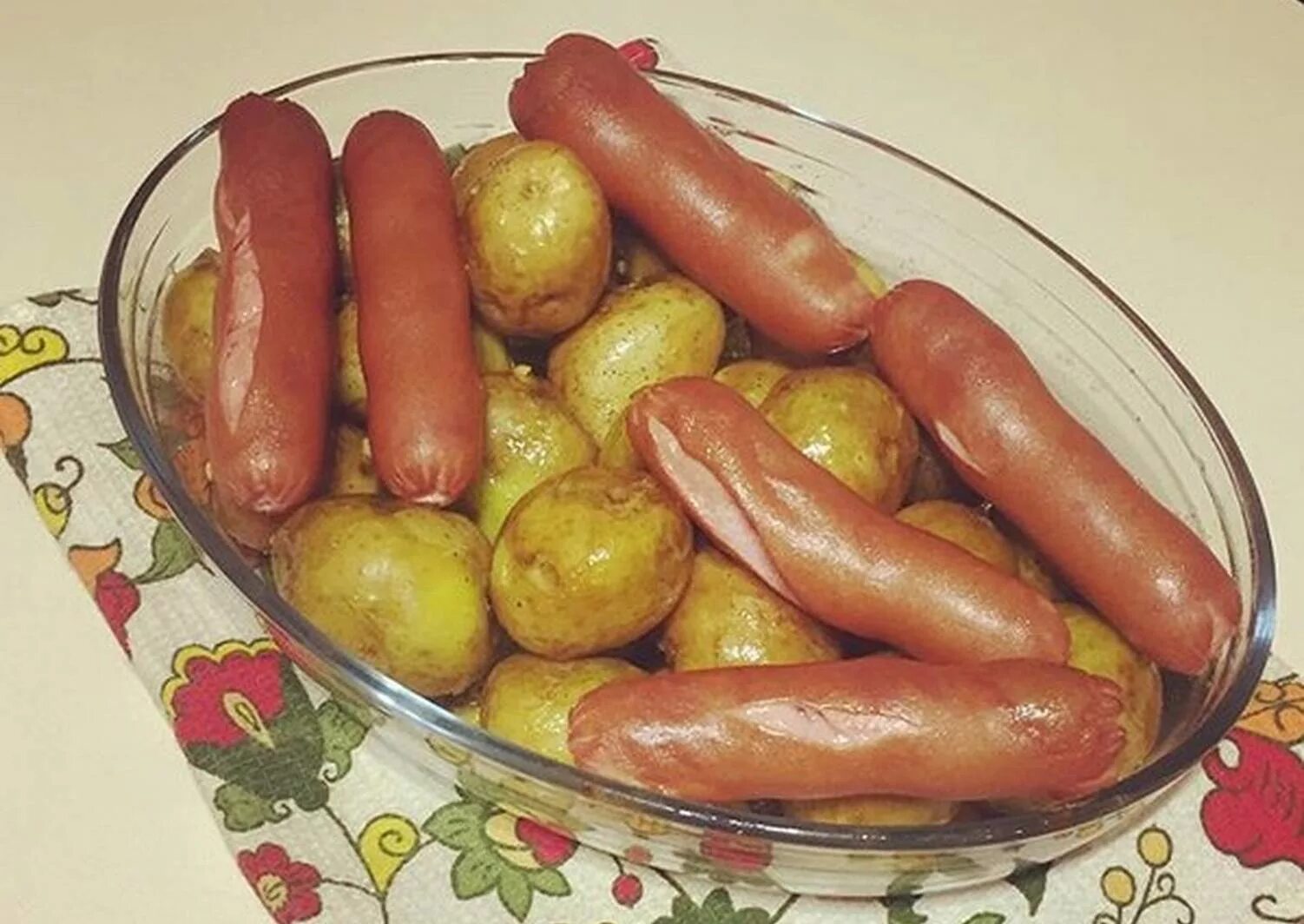 Сосиски в тесте на сковороде. Сосиски в картофельном тесте на сковороде. Вареная картошка с сосисками. Картофельная сосиска. Картошка с сосисками.