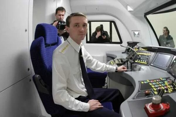 Машинист после 11 класса. Юля юрова машинист. Гордеев николай иванович машинист электропоезда. Профессия машинист электропоезда. Машинист локомотива.