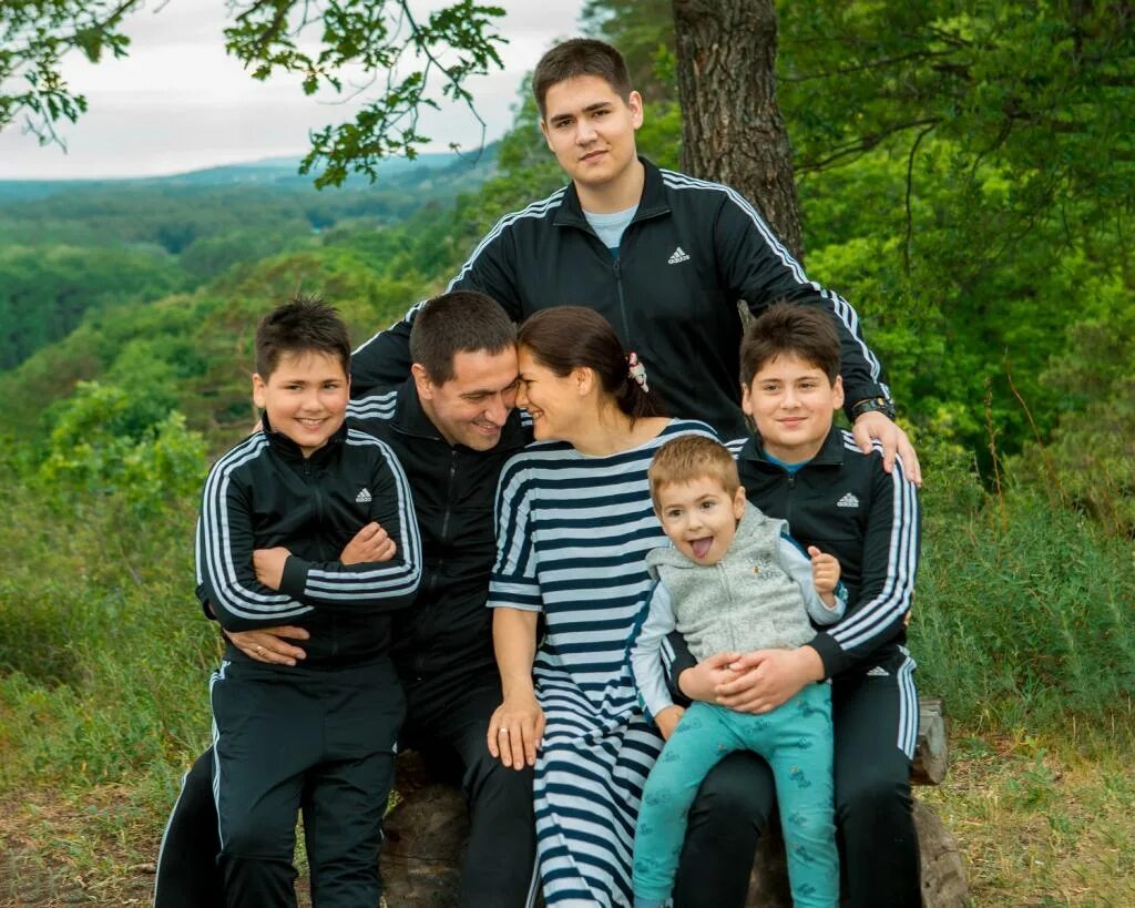 Пятеро сыновей это здорово. Андрей конусов клеверин. Многодетные семьи омска. Многодетная мать. Многодетная семья.