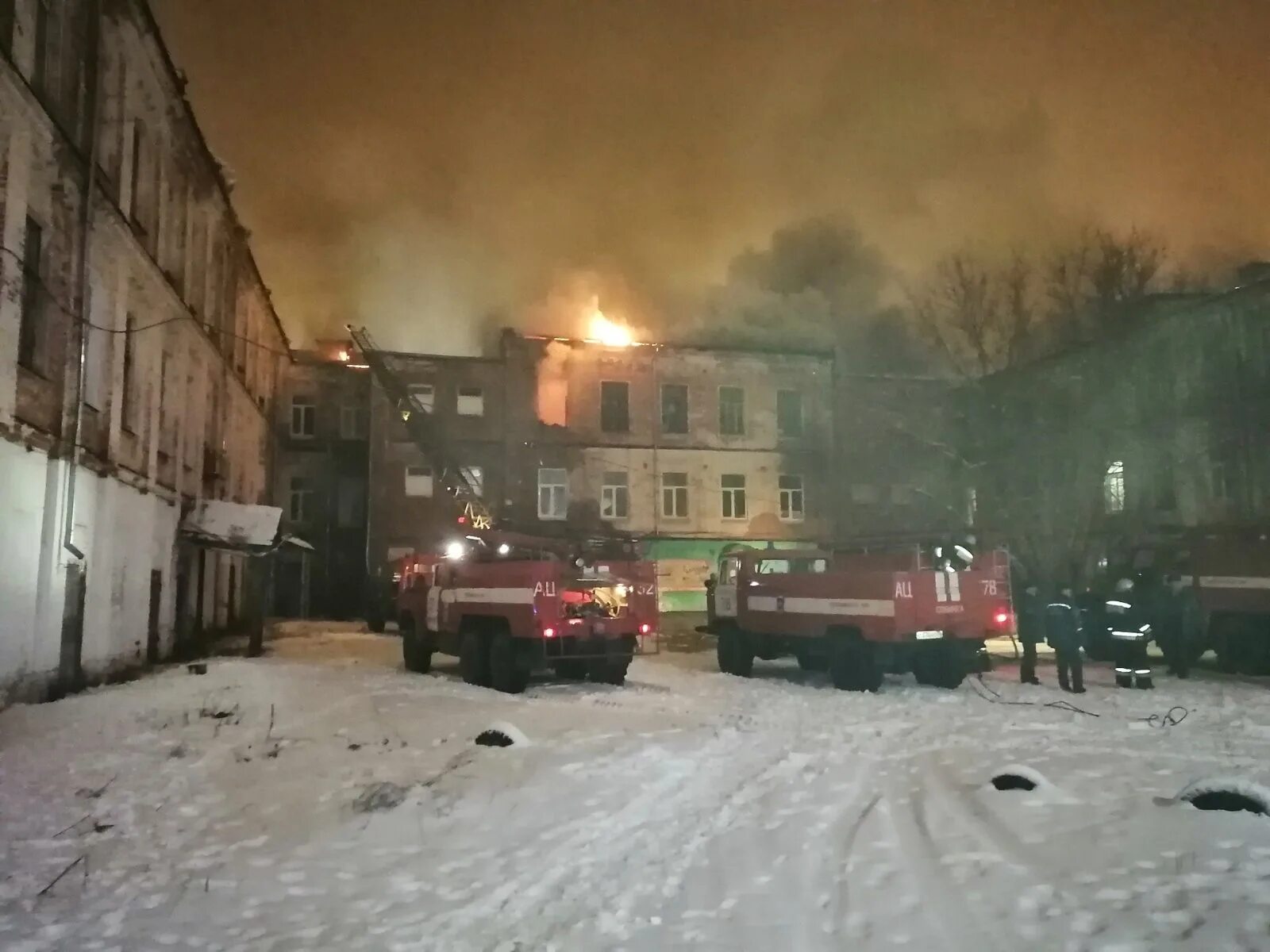 Где сегодня ночью был пожар. Пожар собинка рабочий проспект. пожар в жилом доме. горит многоэтажный дом. пожар многоэтажного дома.
