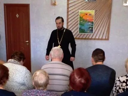 Проводит священник