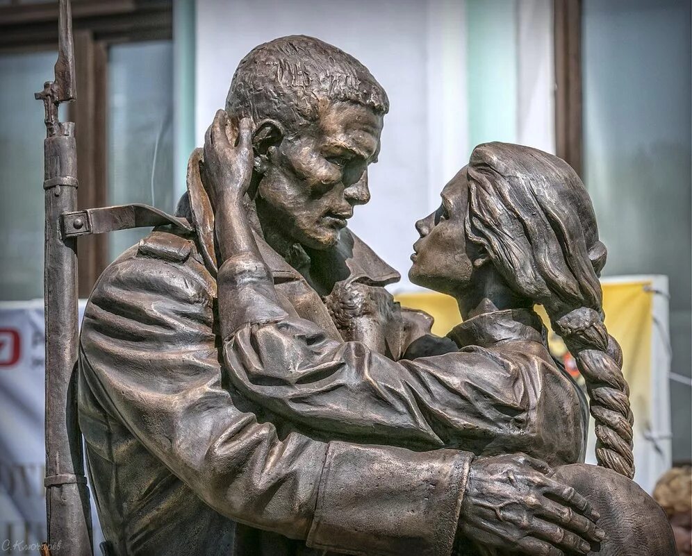 Песня настасья провожала на войну. Памятник прощание славянки на белорусском вокзале. Белорусский вокзал скульптура прощание. Памятник Славянке белорусский вокзал. Памятник на белорусском вокзале в Москве.