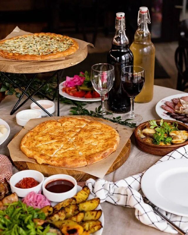 Минск улица карла маркса 21 хинкальня. Грузинское застолье. Грузинской застолье в квартире. Хинкальная минск интернациональная. Хинкальня солигорск.