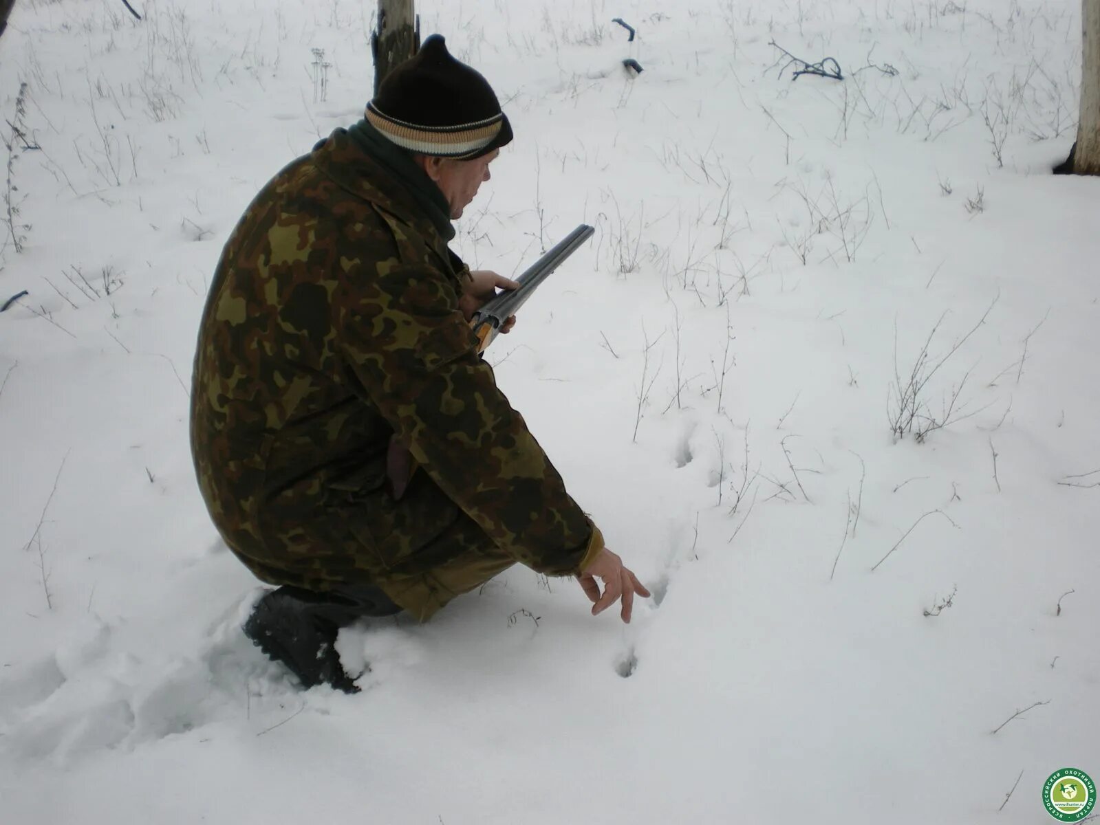 Охотники идут по следу. Охотники идут по следу. Охота зимой. Охотник. Охотники идут по следу.