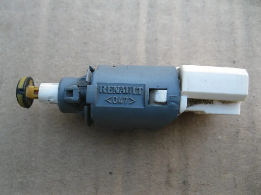 Концевик стоп сигнала рено логан 1. Renault 8200168238. 8200168238 датчик педали тормоза. Датчик педали тормоза renault 7700414986. Датчик педали тормоза рено логан 2.