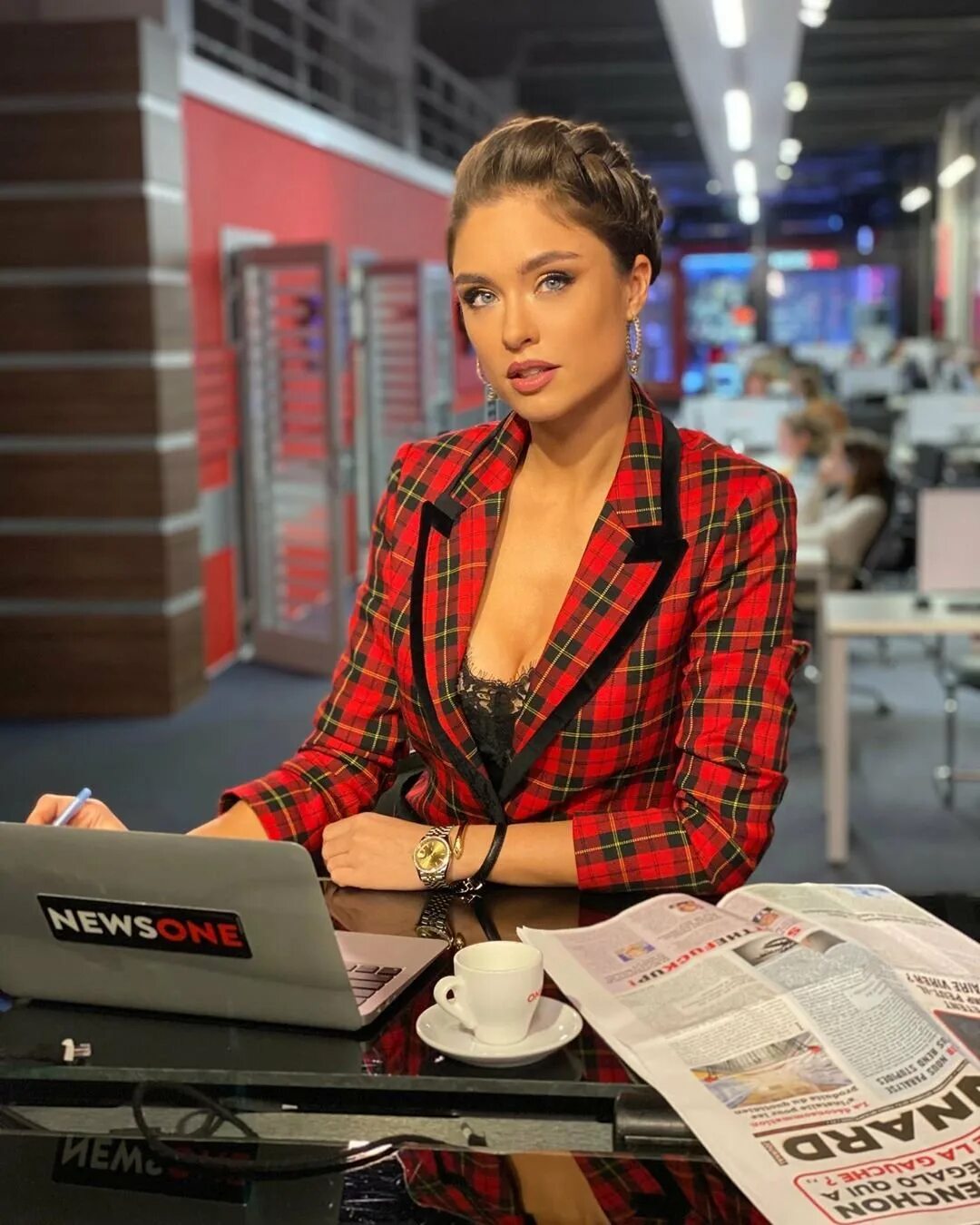Ведущая программы наши. Телеведущая 24 канала украина.