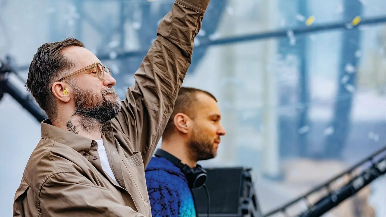 Morten artbat. Туммороуленд 2025. tomorrowland 2025. tomorrowland 2025 голова. artbat на выступлении.