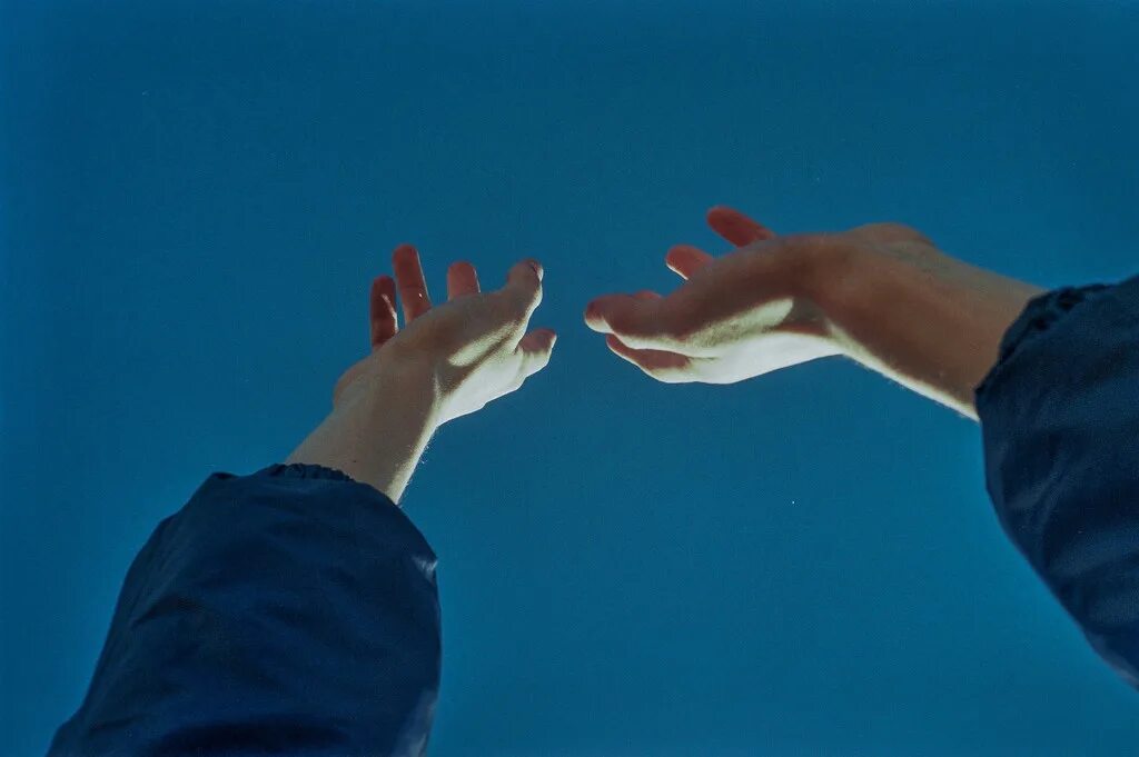 Рука тянется к руке. Руки тянутся друг к другу. Эстетика голубого руки. Ладони тянутся друг к другу.