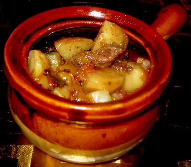 горшочки с мясом и картофелем в духовке. картошка в горшочках в духовке. свинина с грибами и картошкой в горшочках. жаркое в горшочках в духовке с мясом и картошкой. картошка с грибами в горшочках в духовке.