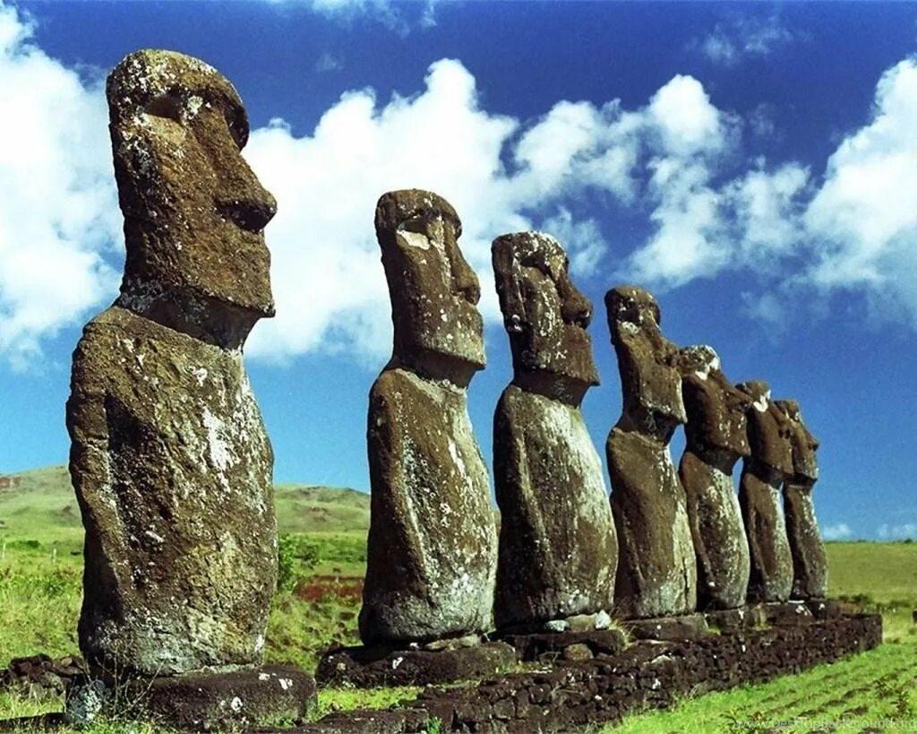 Каменные истуканы острова Пасхи. Каменные статуи острова Пасхи. Моаи на острове Пасхи. Остров Пасхи статуи Моаи.