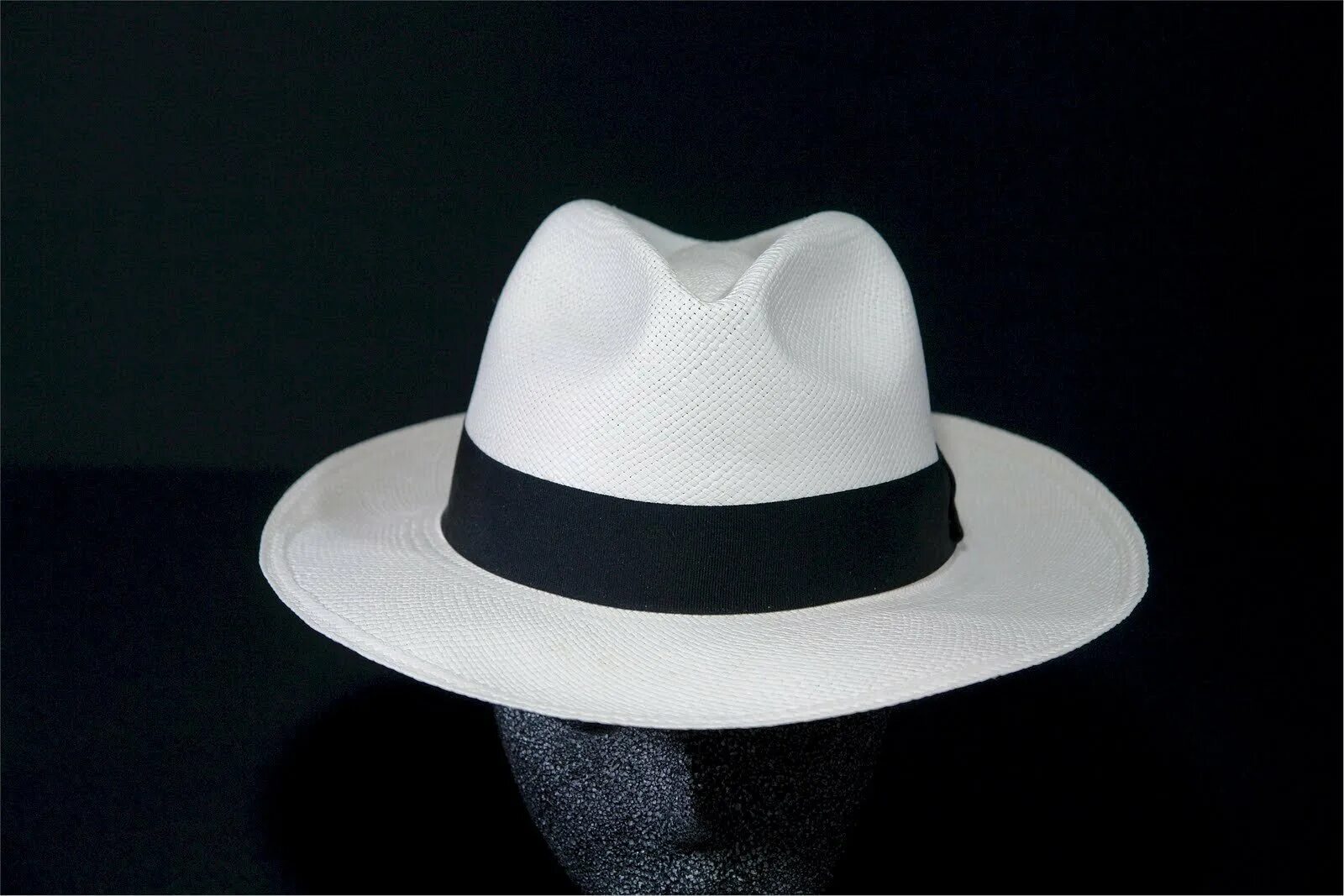 Белая шляпа Федора. Шляпа мужская. Белая шляпа мужская. Широкополая шляпа мужская. Мел показал шляпу
