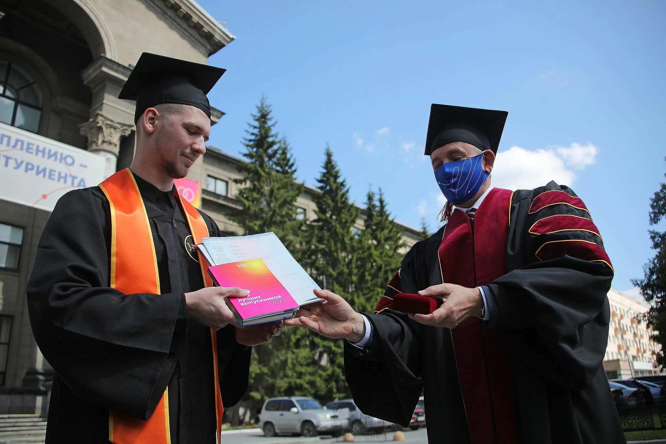 Студенты урфу. Мантия магистра урфу инэу. Выпускной урфу 2019. Бугров урфу. Уральский гуманитарный институт урфу.