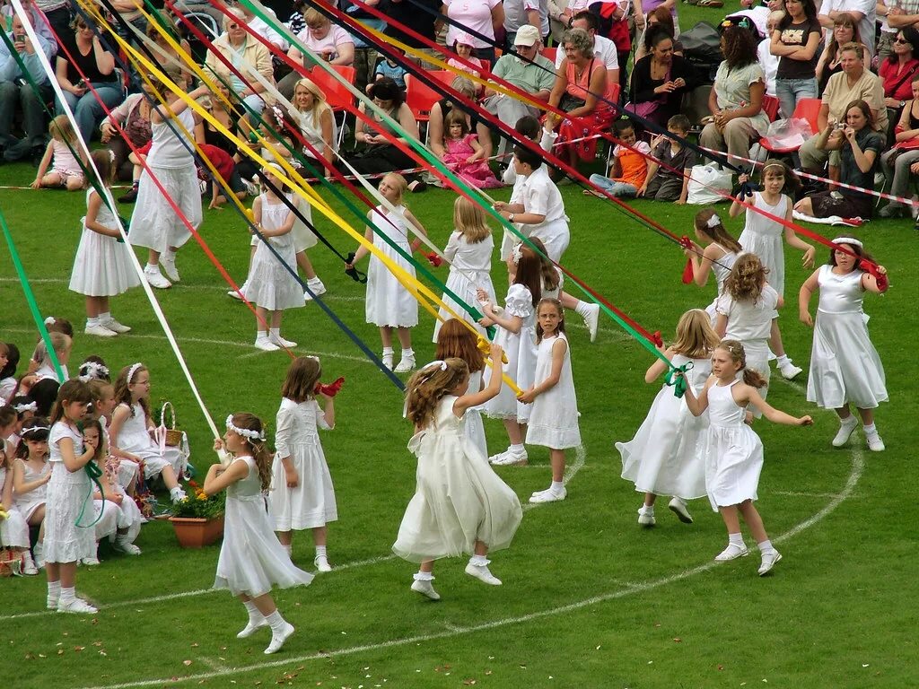 Make may day. The Maypole праздник в Англии. Майский праздник в Великобритании May Day. Мэй Дэй праздник в Англии. May Day праздник в Англии 1 мая.