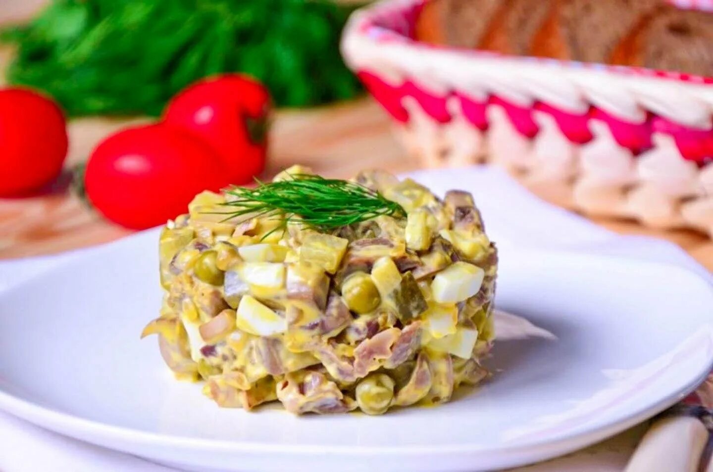 Салаты из огурцов и курицы рецепты. Салат с курицей и солеными огурцами. Салат с шампиньонами и солеными огурцами. Салат с солеными грибочками. Салат с курицей и горошком.