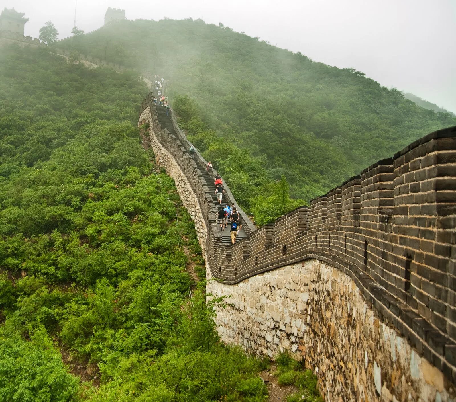 Где есть стена. Великая китайская стена вид со спутника. Китай Великая китайская стена вид из космоса. Великая китайская стена снимки со спутника. Великая китайская стена вид сверху.