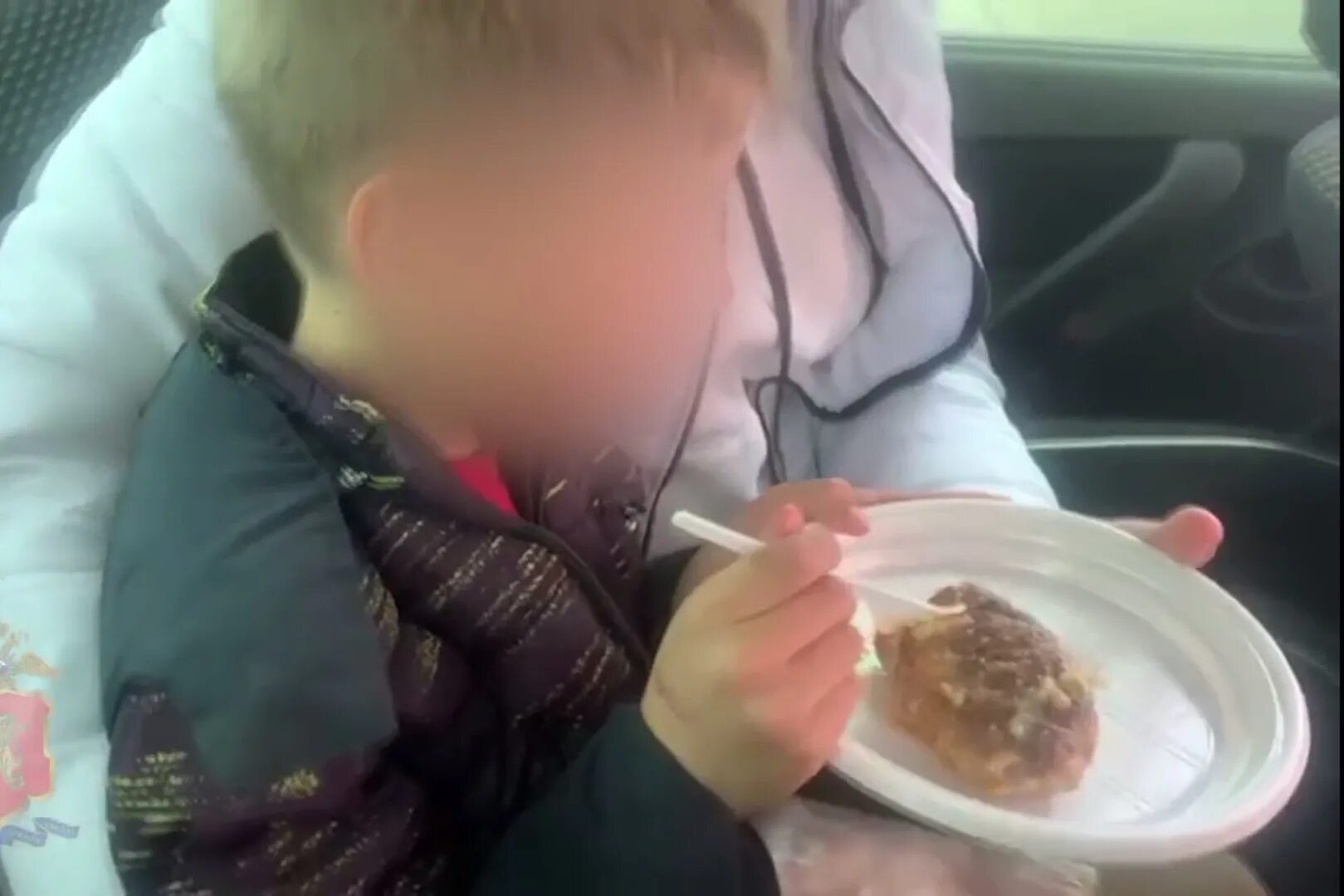 Фото мальчик ест котлету. Мальчик ест котлету в поезде. Маньяки кушают младенцев. Ребенка заставляли лизать