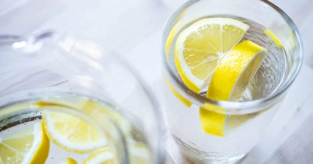 Вода с лимоном. Стакан с лимоном. Стакан воды с лимоном. Вода с лимонным соком. Как влияет вода с лимоном