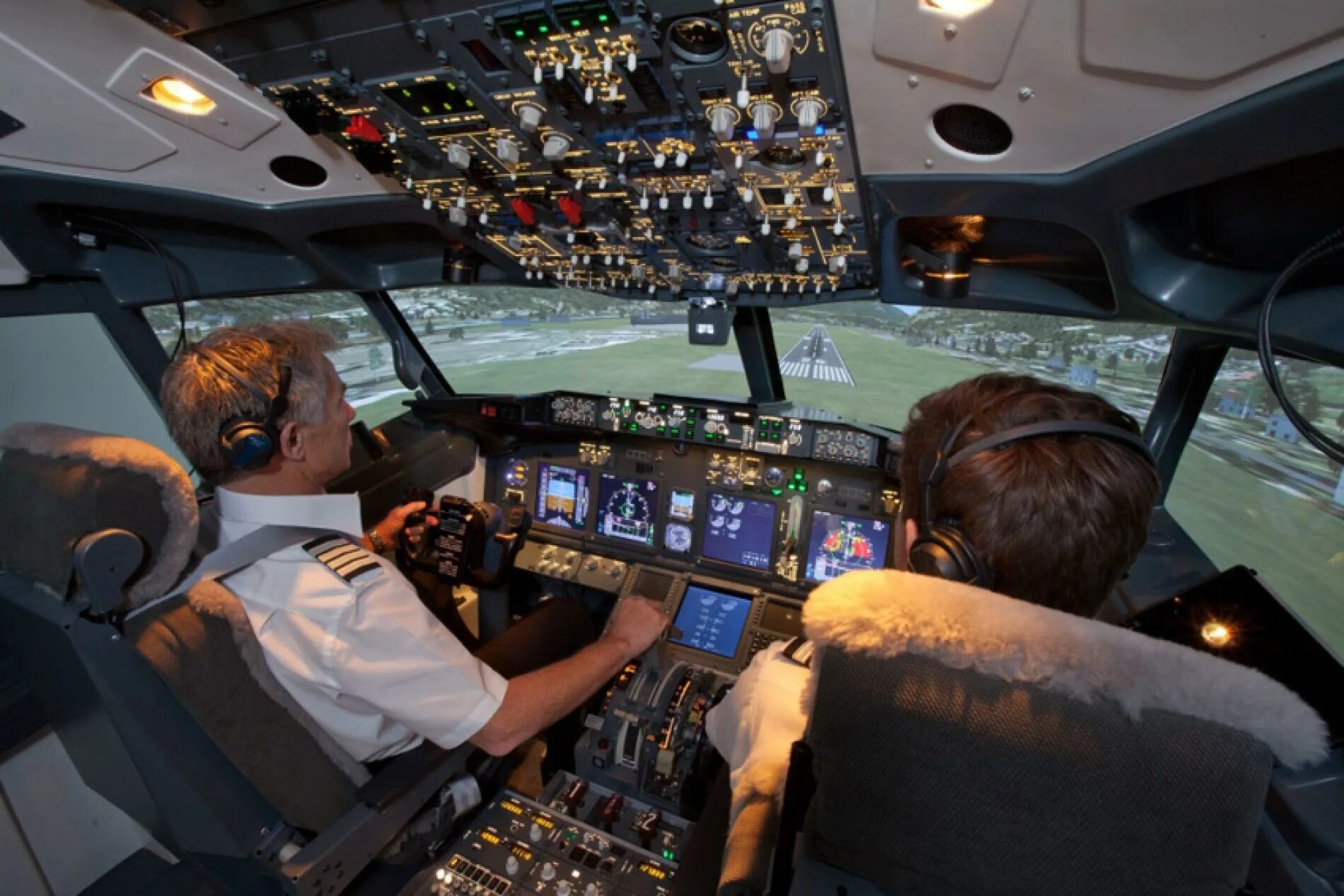 Полет в бангкок. Реал Флайт симулятор Украина. Boeing 737 Microsoft Flight Simulator 2020 облака. Experience Flight Simulation. Anadolu Jet пилоты фото.