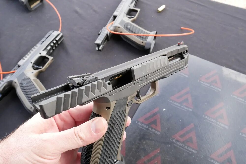 Пистолеты в реальной жизни. Laugo Arms Alien. Перспективные оружие shot show.